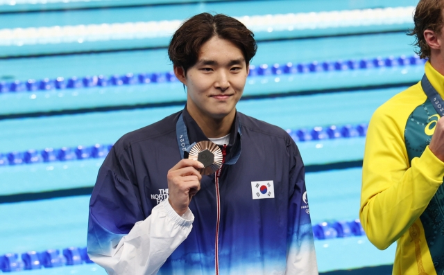 Kim Woo-min of South Korea poses with his bronze medal won in the men's 400-meter freestyle swimming event at the Paris Olympics at Paris La Defense Arena in Nanterre, France, on Saturday. (Yonhap)