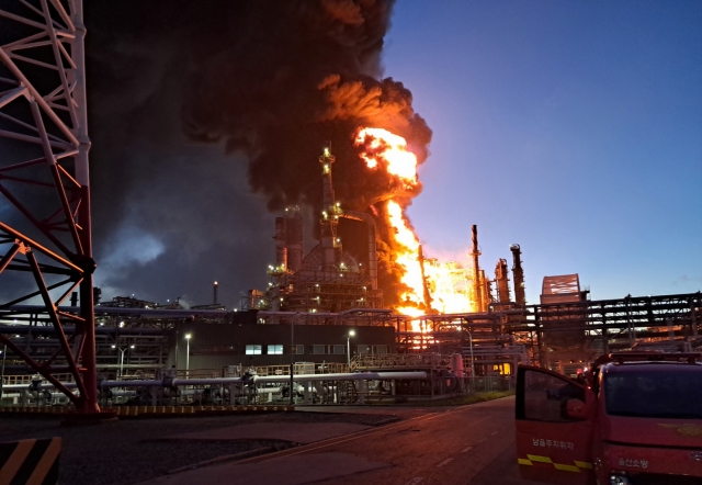 This photo provided by fire authorities in Ulsan shows a blaze engulfing a plant of S-Oil Corp. on Sunday. (Yonhap)