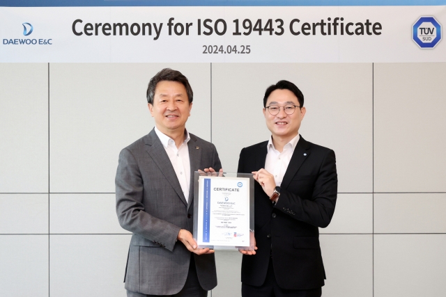 Daewoo Engineering & Construction CEO Baek Jeong-wan (left) poses for a photo to celebrate the builder's winning the ISO 19443 certification in April this year. This certification, issued by the European global certification body TUV SUD, is a prerequisite for nuclear equipment and service supply in major European countries. (Daewoo E&C)