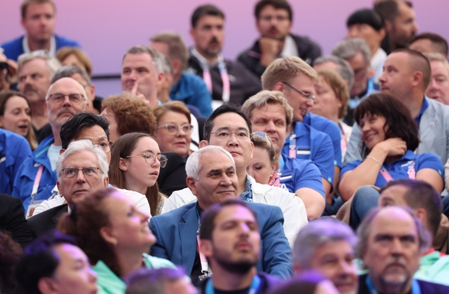 Samsung Electronics Chairman Lee Jae-yong (center) is spotted watching the men's fencing sabre competition during the Paris 2024 Olympic Games at the Grand Palais in Paris on Saturday. (Yonhap)