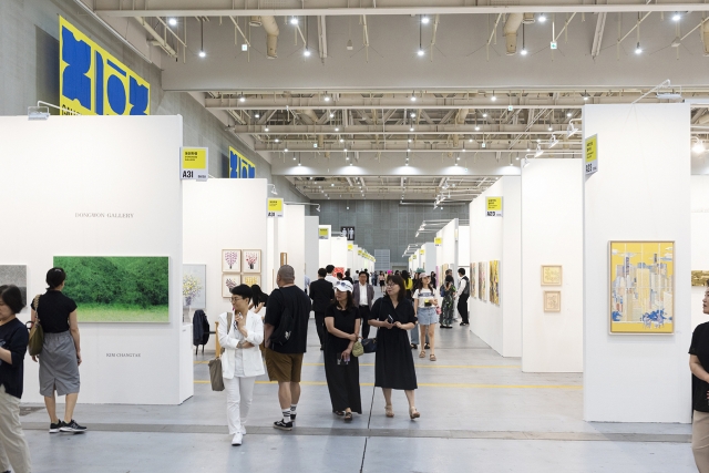 An installation view of the inaugural Galleries Art Fair in Suwon that ran from June 27 to 30 (Courtesy of the Galleries Association of Korea)