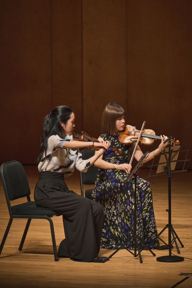 Park Ji-yoon (left) and Lee Ji-yoon perform during a concert at Music in PyeongChang on Friday at Alpensia Concert Hall, Pyeongchang, Gangwon Province. (Music in PyeongChang)