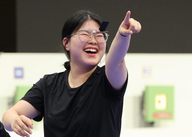 Oh Ye-jin of South Korea celebrates after winning the gold medal in the women's 10-meter air pistol shooting at the Paris Olympics at the Chateauroux Shooting Centre in Chateauroux, France on Sunday. (Yonhap)