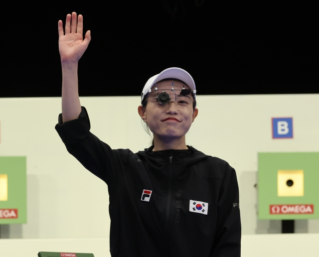 Kim Ye-ji of South Korea waves to the crowd before the start of the women's 10-meter air pistol shooting final on Friday at the Paris Olympics at the Chateauroux Shooting Centre in Chateauroux, France. (Yonhap)