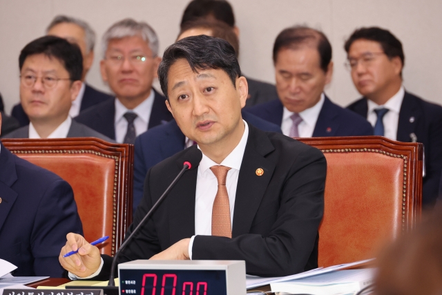 This file photo taken on Jan. 3 shows Industry Minister Ahn Duk-geun speaking at the National Assembly in Seoul. (Yonhap)