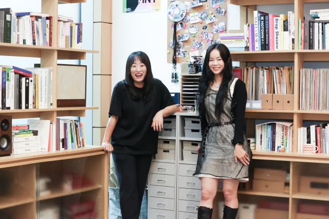 Kang So-yeon (left) and Kim Hee-won, project managers of the Uplus content innovation team, pose for a photo during an interview with The Korea Herald at the Tiny Desk Korea studio in Uplus headquarters in Yongsan-gu, Seoul, Thursday. (LG Uplus)