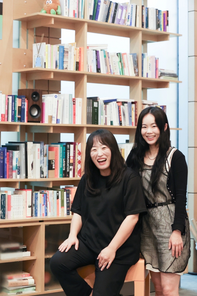 Kang So-yeon (left) and Kim Hee-won, project managers of the Uplus content innovation team, pose for a photo during an interview with The Korea Herald at the Tiny Desk Korea studio in Uplus headquarters in Yongsan-gu, Seoul, Thursday. (LG Uplus)