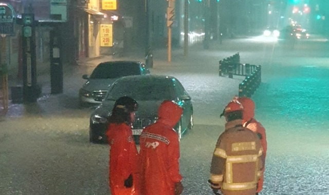 This file photo taken on July 24 shows a flooded road in Saha-gu, Busan, southeastern South Korea, following heavy rainfall in the early hours. (Yonhap)