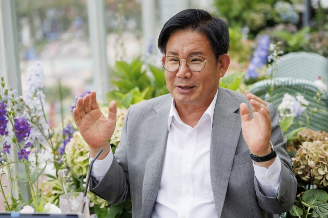 Park Gang-su, head of the Mapo-gu Office, Seoul, explains his plans to make Mapo-gu a hot spot for tourists from overseas during an interview with The Korea Herald at a cafe in Mapo-gu, July 9. (Mapo-gu Office)