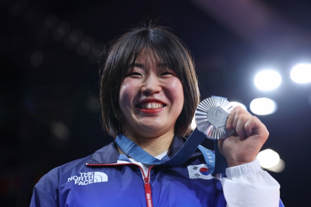 Huh Mimi of South Korea poses with her silver medal won in the women's -57-kilogram judo event at the Paris Olympics at Champ-de-Mars Arena in Paris on Monday. (Yonhap)