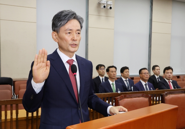 Cho Ji-ho, the nominee for the new head of the National Police Agency, takes an oath during his confirmation hearing at the National Assembly in Seoul on Monday. (Yonhap)