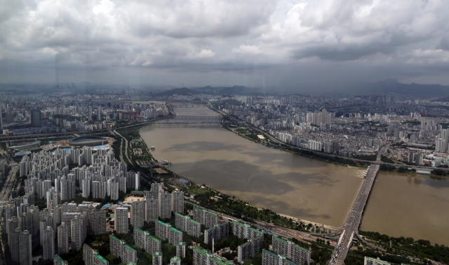 Han River in Seoul is filled with muddy water as an influence of torrential rain on Thursday. (Yonhap)