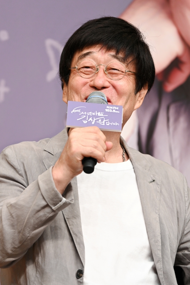 Kim Chang-wan answers a question during the press conference held in SBS headquarters in Seoul, Monday. (SBS)