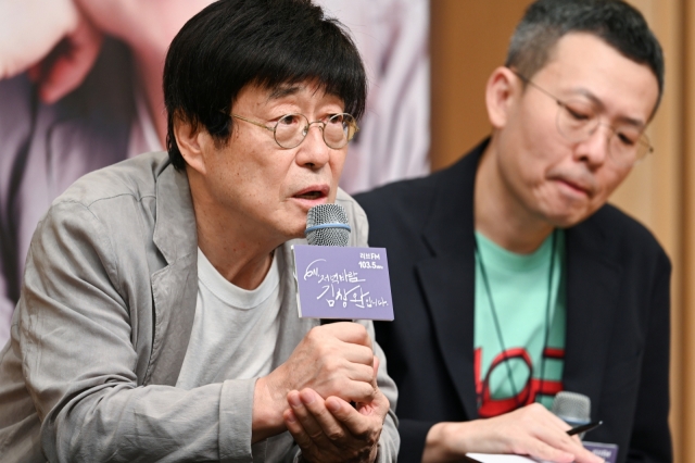 Kim Chang-wan answers a question during the press conference held in SBS headquarters in Seoul, Monday. (SBS)