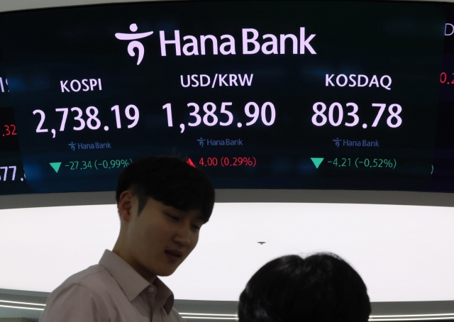 An electronic board showing the Korea Composite Stock Price Index at a dealing room of the Hana Bank headquarters in Seoul on Tuesday. (Yonhap)