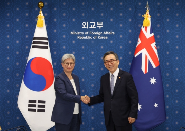 Foreign Minister Cho Tae-yul (right) shakes hands with his visiting Australian counterpart, Penny Wong, in Seoul on Tuesday. (Yonhap)