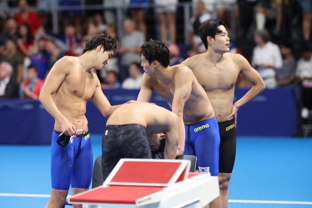 Kim Woo-min, Hwang Sun-woo, Yang Jae-hoon and Lee Ho-joon (from left) of South Korea react to their sixth-place finish in the men's 4x200-meter freestyle relay final at the Paris Olympics at Paris La Defense Arena in Nanterre, France, on Tuesday. (Yonhap)