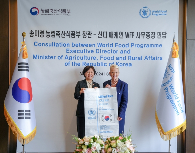 Agriculture Minister Song Mi-ryung (left) poses with WFP Executive Director Cindy McCain during a meeting in Seoul on Tuesday. (Ministry of Agriculture)