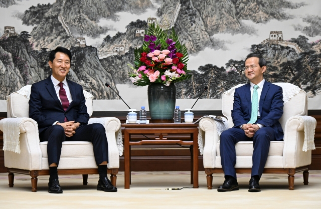 Seoul Mayor Oh Se-hoon (left) and Beijing Mayor Yin Yong (right) met at the General Office of the People's Government of Beijing Municipality on Tuesday to discuss future-oriented exchange strategies. (Seoul Metropolitan Government)