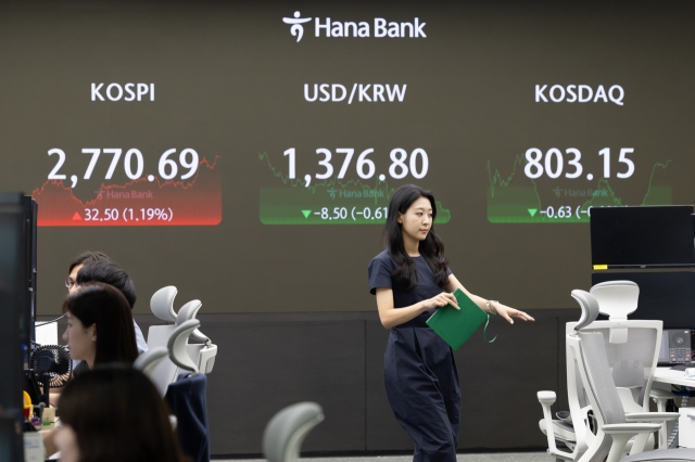 An electronic board showing the Korea Composite Stock Price Index at a dealing room of the Hana Bank headquarters in Seoul on Wednesday. (Yonhap)