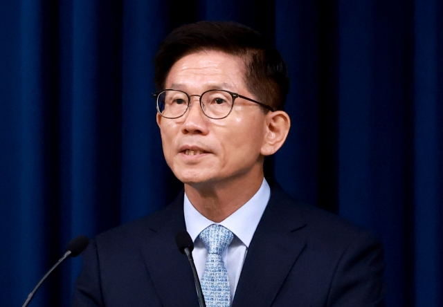 Labor Minister nominee Kim Moon-soo is seen at a press briefing at the presidential office in Seoul on Wednesday. (Yonhap)