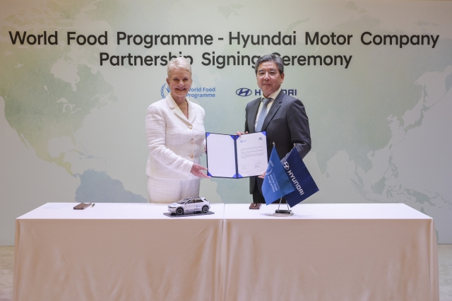 Hyundai Motor Company CEO Chang Jae-hoon (right) and World Food Programme Executive Director Cindy McCain pose for a photo during the partnership signing ceremony held at the Hyundai Motor Studio in Goyang, Gyeonggi Province, Wednesday. (Hyundai Motor Company)