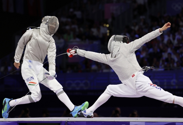 Do Gyeong-dong of South Korea (right) competes against Krisztian Rabb of Hungary during the final of the men's sabre fencing team event at the Paris Olympics at Grand Palais in Paris on Wednesday. (Yonhap)