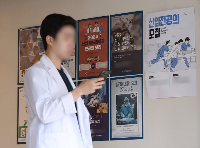 A medical worker walks down the hallway at a general hospital in Seoul on Wednesday. (Yonhap)