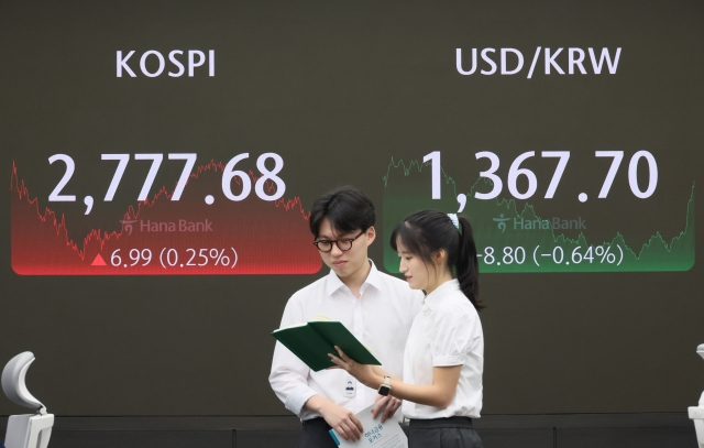 An electronic board showing the Korea Composite Stock Price Index at a dealing room of the Hana Bank headquarters in Seoul on Thursday. (Yonhap)