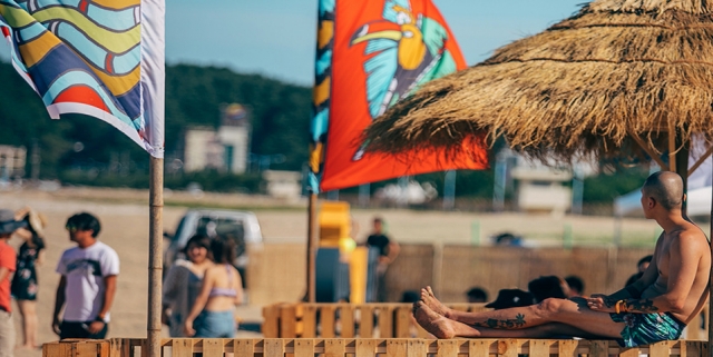 A person enjoys the sun at Surfyy Beach in Yangyang, Gangwon Province. (Surfyy Beach)