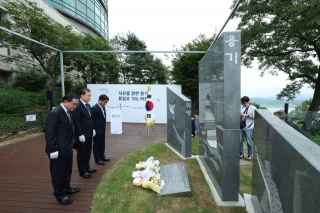 Unification Minister Kim Yung-ho (center), alongside Tae Yong-ho, Secretary General of the Peaceful Unification Advisory Council (left), and Ji Seong-ho, a North Korean defector, human rights activist, and former South Korean lawmaker for the People Power Party, pay tribute to the monument on Thursday. (Ministry of Unification)