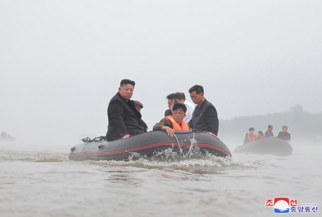 North Korean leader Kim Jong-un (left) inspects flood-hit areas in Sinuiju, North Pyongan Province, in this undated photo provided by the North's official Korean Central News Agency on Wednesay. (Yonhap)