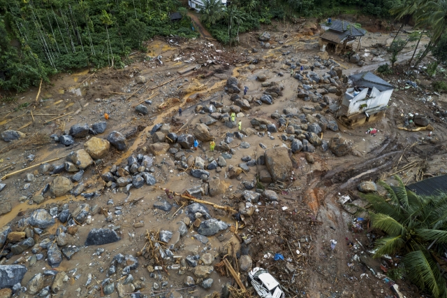 Rescuers search through mud and debris for a third day after landslides set off by torrential rains in Wayanad district, Kerala state, India, Thursday. (AP-Yonhap)