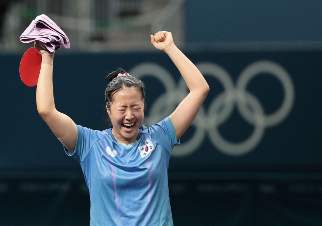 Shin Yu-bin of South Korea celebrates her win over Miu Hirano of Japan in the quarterfinals of the women's singles table tennis event at the Paris Olympics at South Paris Arena 4 in Paris on Thursday. (Yonhap)