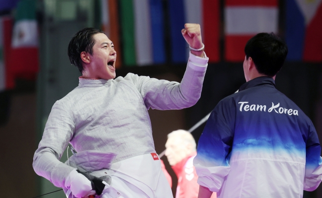 Fencer Oh Sang-uk cheers after defeating Fares Ferjani in the finals of the individual saber event at the Paris Olympics, held at the Grand Palais in Paris on Sunday. (Yonhap)