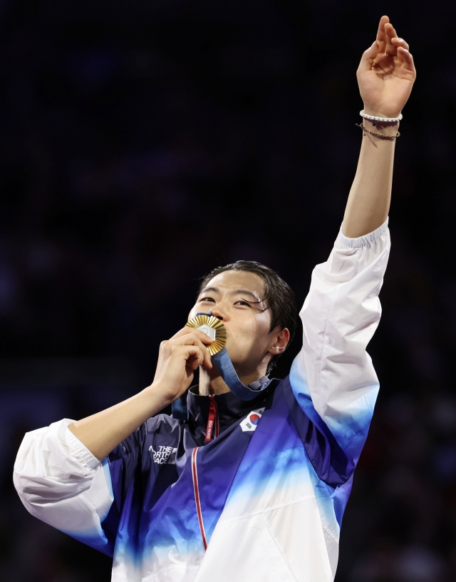 Fencer Oh Sang-uk kisses his gold medal during the awards ceremony for the individual saber event on Sunday. (Yonhap)