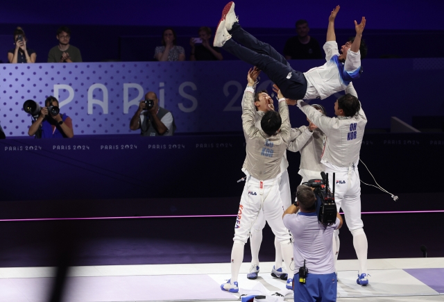 The South Korean men's fencing team celebrates after winning the men's sabre team event on Wednesday. (Yonhap)