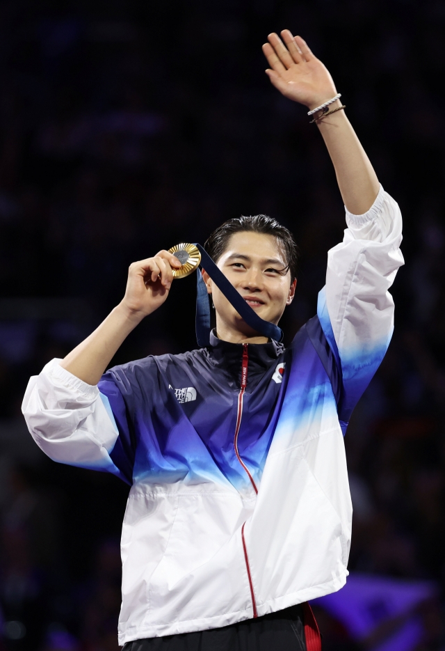 Fencer Oh Sang-uk poses during the awards ceremony for the individual saber event Sunday. (Yonhap)