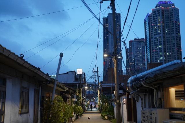 The small, narrow alleys near the Baekbin Railroad Crossing in Yongsan-gu, central Seoul. (Lee Si-jin/The Korea Herald)