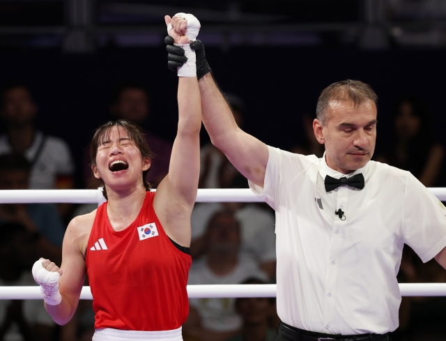 Im Ae-ji of South Korea (left) celebrates after beating Yeni Arias of Colombia in the quarterfinals of the women's 54-kilogram boxing event at the Paris Olympics at North Paris Arena in Paris on Thursday. (Yonhap)