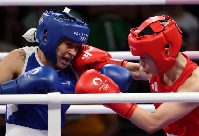 South Korea’s Im Ae-ji (right) lands a punch to the face of Colombia's Yeni Arias during the women's 54-kilogram quarterfinals at the Paris Olympics, Thursday. (Yonhap)