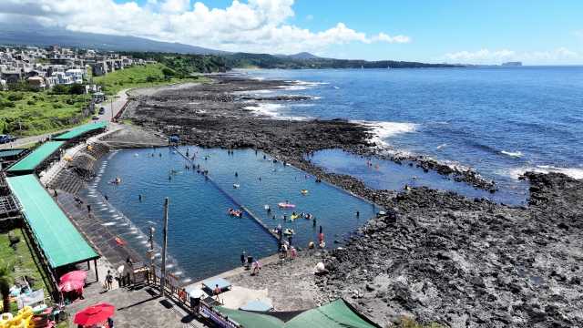 Travelers enjoy their holidays at Nonjinmul in Seogwipo, southern Jeju Island. (Yonhap)