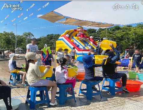 Children enjoy an outdoor activity at the water park in World Cup Park in Mapo-gu, western Seoul, in 2023. (Seoul Metropolitan Government)