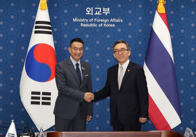 Foreign Minister Cho Tae-yul (right) shakes hands with his Thai counterpart, Maris Sangiampongsa, prior to their meeting in Seoul on Aug. 2, 2024. (Yonhap)