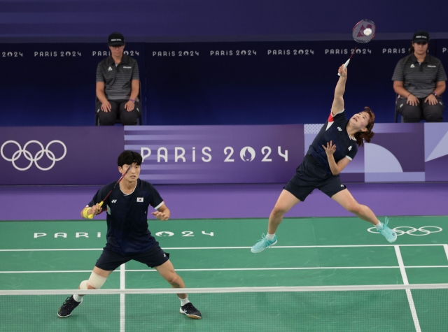 Kim Won-ho (left) and Jeong Na-eun of South Korea play against Zheng Siwei and Huang Yaqiong of China during the badminton mixed doubles gold medal match at the Paris Olympics at La Chapelle Arena in Paris on Friday. (Yonhap)