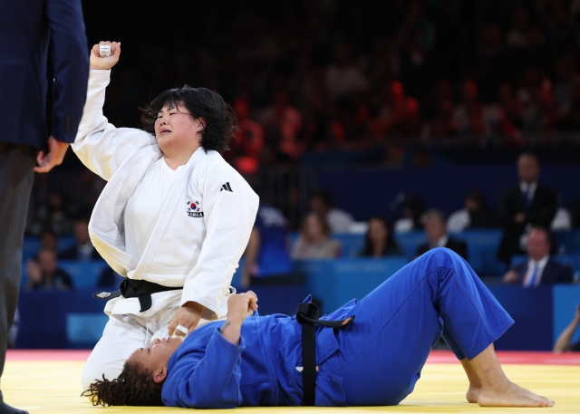 Kim Ha-yun (left) of South Korea celebrates her win over Kayra Ozdemir of Turkiye in the bronze medal match of the women's +78-kilogram judo event at the Paris Olympics at Champ-de-Mars Arena in Paris on Friday. (Yonhap)