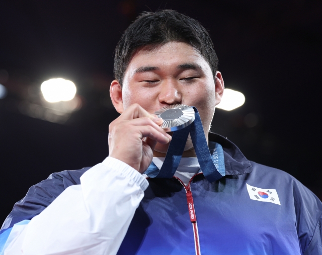 Kim Min-jong of South Korea kisses his silver medal from the men's +100-kilogram judo event at the Paris Olympics at Champ-de-Mars Arena in Paris on Friday. (Yonhap)