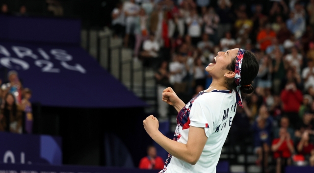 An Se-young of South Korea celebrates after defeating Akane Yamaguchi of Japan in the quarterfinals at the Paris Olympics in La Chapelle Arena, Saturday. (Yonhap)