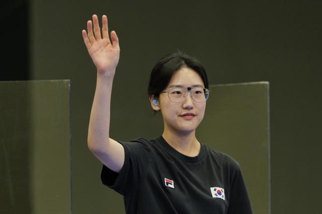 Yang Ji-in of South Korea waves as she is introduced before the women's 25-meter pistol shooting final at the Paris Olympics at the Chateauroux Shooting Centre in Chateauroux, France, on Saturday. (Yonhap)