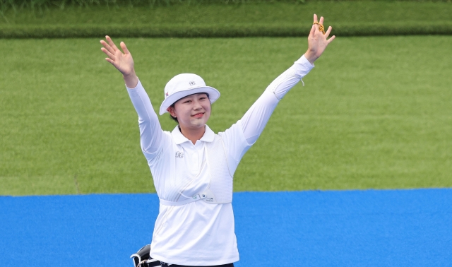 Lim Si-hyeon of South Korea salutes the crowd after beating Alejandra Valencia of Mexico in the quarterfinals of the women's archery individual event at the Paris Olympics at Invalides in Paris on Saturday. (Yonhap)